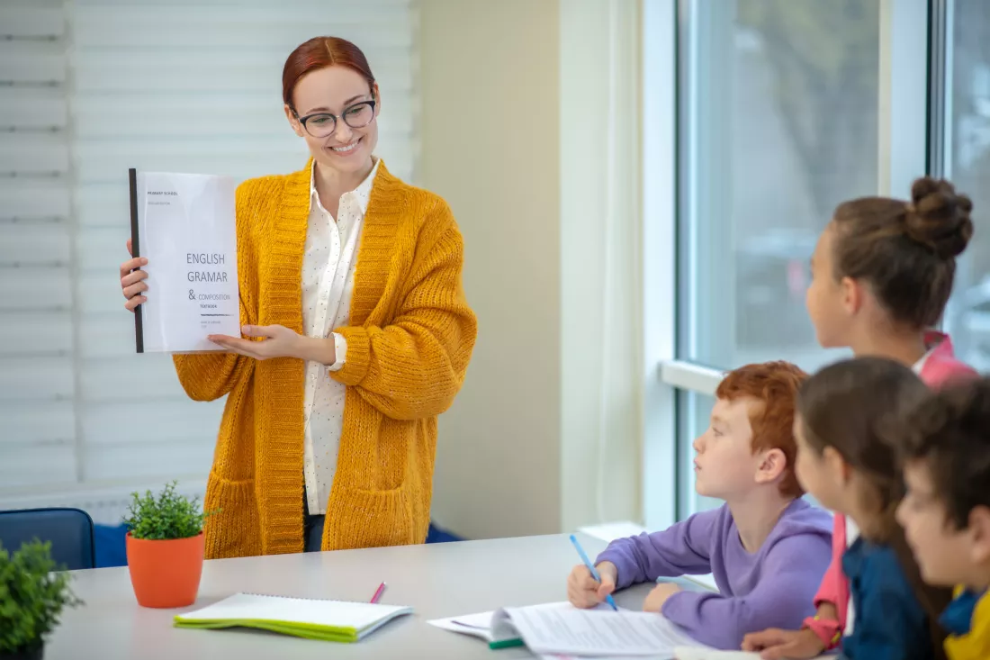 teacher-working-with-small-group-kids
